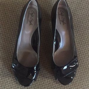 Worn once. Black pumps